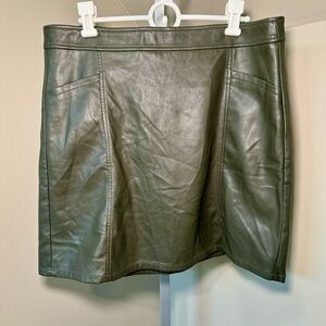 Loft faux leather olive green mini skirt front pockets‎ size 12